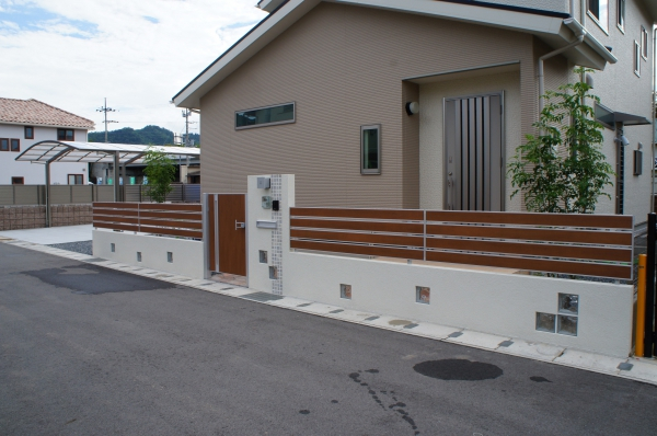 白い塀が印象的なセミクローズ外構 株式会社caro ガーデンプラット 白い塀が印象的なセミクローズ外構 株式会社caro ガーデンプラット