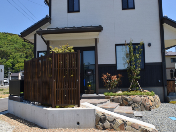 和モダンな玄関アプローチ 有限会社海馬工苑 仙台利府営業所 Garden Gallery Oazon ガーデンプラット 和モダンな玄関アプローチ 有限会社海馬工苑 仙台利府営業所 Garden Gallery Oazon ガーデンプラット