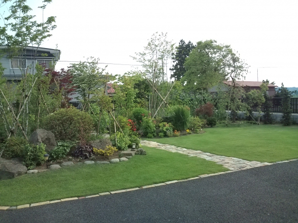 芝生が美しいナチュラルガーデン 株式会社香月園 ガーデンプラット