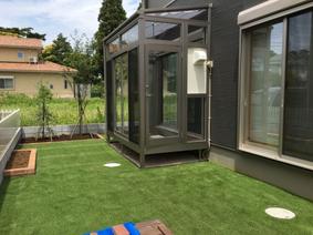 テラス囲いと人工芝でオシャレに庭づくり 株式会社アシスト ガーデンプラット