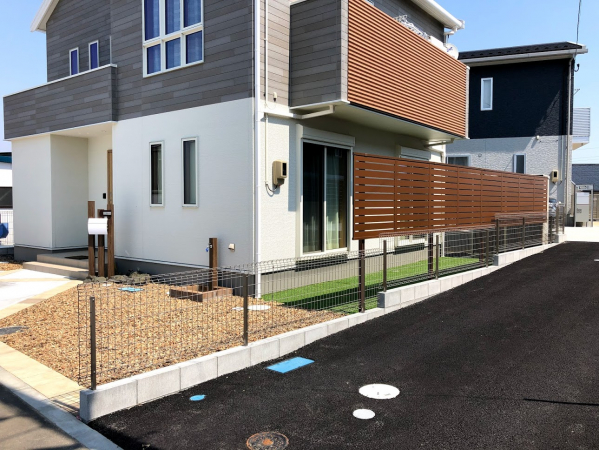 道路に面しているリビングの目隠し Marchen Garden 株式会社 メルヘンガーデンかどや ガーデンプラット