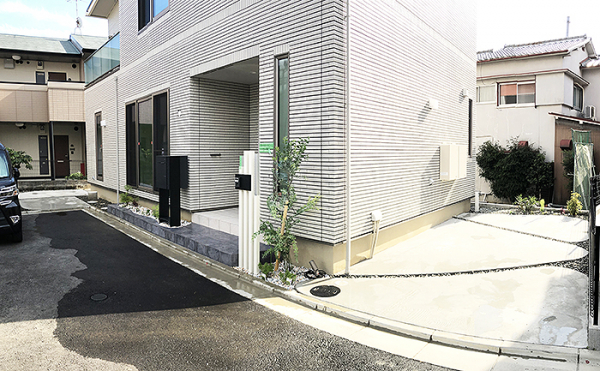 玄関前がすぐ道路のコンパクト外構 株式会社竹本造園 Sotodesign ガーデンプラット 玄関前がすぐ道路のコンパクト外構 株式会社竹本造園 Sotodesign ガーデンプラット