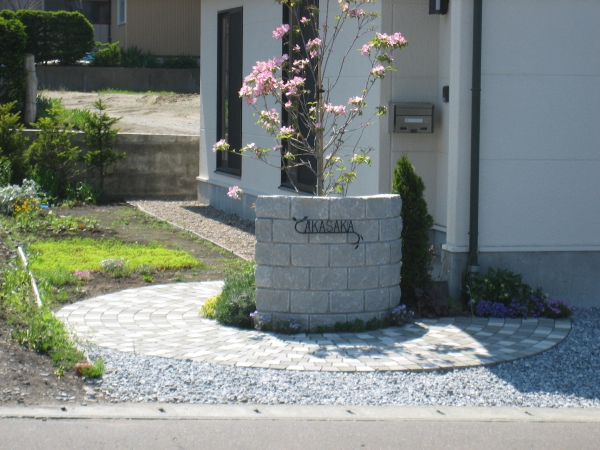 シンボルツリーのハナミズキが咲く門周り 八戸市o様邸 株式会社香月園 ガーデンプラット