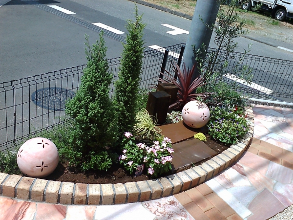 石貼り園路でお庭をオシャレに 有限会社リバートップ ガーデンプラット 石貼り園路でお庭をオシャレに 有限会社リバートップ ガーデンプラット