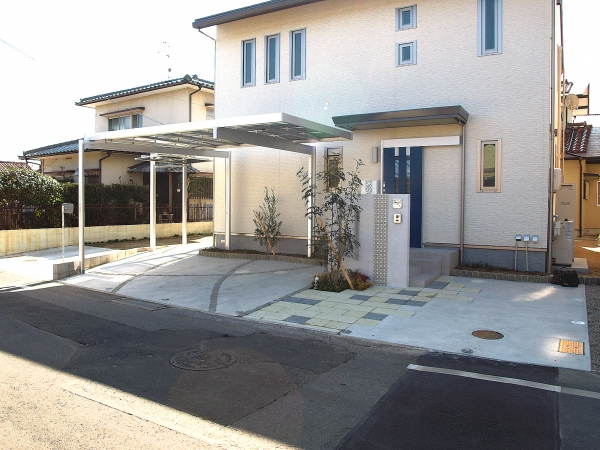 簡素にして美しいスタイリッシュなカーポート アプローチ 株式会社岡山造園 ガーデンプラット 簡素にして美しいスタイリッシュなカーポート アプローチ 株式会社岡山造園 ガーデンプラット