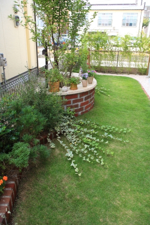 お庭の広さにあわせた花壇とデッキ 有限会社tsテクノ ガーデンプラット