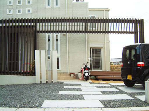スクエアの土間が印象的なシンプルモダン外構 D S Casa ディーズカーサ D S Garden ディーズガーデン ガーデンプラット スクエアの土間が印象的なシンプルモダン外構 D S Casa ディーズカーサ D S Garden ディーズガーデン ガーデンプラット