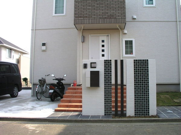 モダンでお洒落な装いの門柱デザイン 株式会社外構屋社中 ガーデンプラット モダンでお洒落な装いの門柱デザイン 株式会社外構屋社中 ガーデンプラット