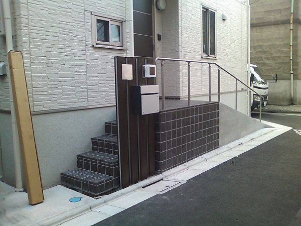 狭小地住宅のシンプルモダンな門周り 有限会社リバートップ ガーデンプラット