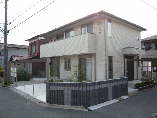 交通量の多い角地の外構 Kプランオフィス ガーデンプラット