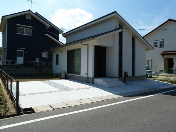モノトーンの平屋のお家にシンプルな外構 有限会社ル アーンジュ ガーデンプラット モノトーンの平屋のお家にシンプルな外構 有限会社ル アーンジュ ガーデンプラット