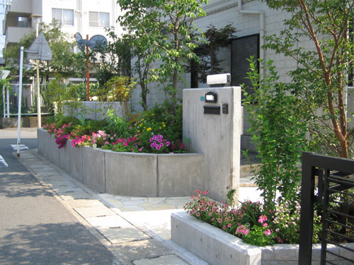 コンクリート打ち放し門柱のハーモニー 株式会社うるま建設 ガーデンプラット コンクリート打ち放し門柱のハーモニー 株式会社うるま建設 ガーデンプラット
