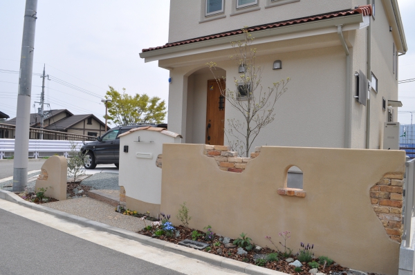 洋風の家を引き立てるナチュラル外構 北ガーデンプロデュース有限会社 ガーデンプラット