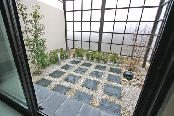 お風呂場から眺める坪庭 株式会社堀央創建 Sunpatio サンパティオ ガーデンプラット