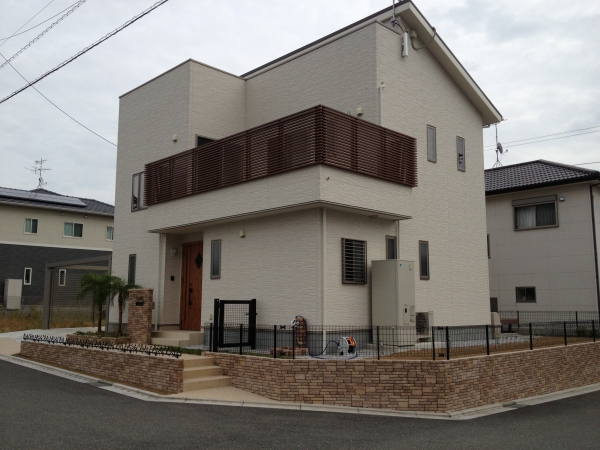 高台に建つ白い家の南国外構 Exgardens ガーデンプラット