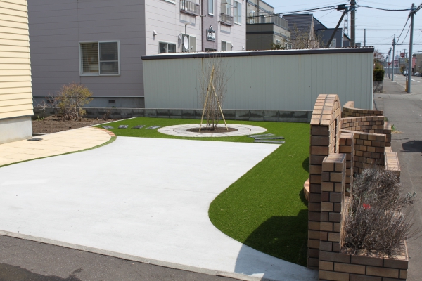駐車スペースも兼ねた土間コンクリートと平板の庭 株式会社六光園 Garden Life ガーデンライフ ガーデンプラット