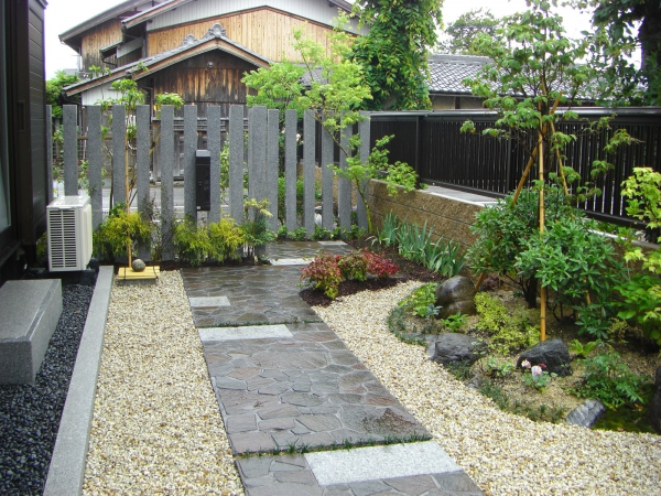セミｵｰﾌﾟﾝ的な玄関入り口 有限会社川窪造園 ガーデンプラット