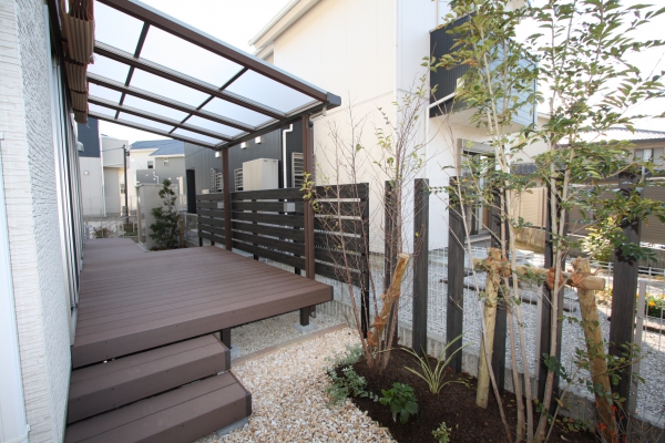 目隠しフェンスあるプライベートデッキ D S Casa ディーズカーサ D S Garden ディーズガーデン ガーデンプラット