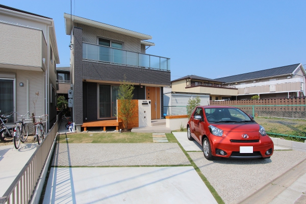 明るい木の色が目を引くナチュラルモダン外構 D S Casa ディーズカーサ D S Garden ディーズガーデン ガーデンプラット