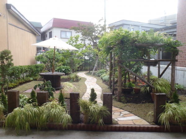 タイル張り 芝生 植栽 枕木 有限会社みちのく造園 ガーデンプラット タイル張り 芝生 植栽 枕木 有限会社みちのく造園 ガーデンプラット