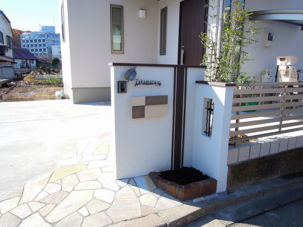 白い塗り壁門柱 Rise Exterior ライズエクステリア 有限会社富士美建 ガーデンプラット