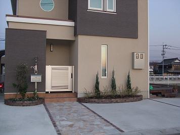 シンプルでナチュラルな駐車場兼アプローチです 三和エクステリア福岡南販売株式会社 ガーデンプラット