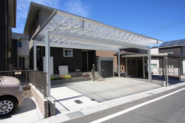 スタイリッシュでお洒落な3台用カーポート施工例 D S Casa ディーズカーサ D S Garden ディーズガーデン ガーデンプラット スタイリッシュでお洒落な3台用カーポート施工例 D S Casa ディーズカーサ D S Garden ディーズガーデン ガーデンプラット