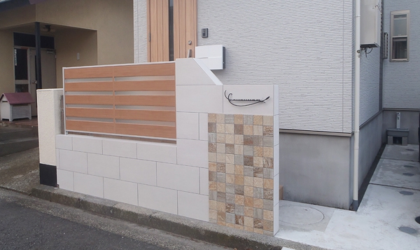 クリアマットのウッド調フェンスとタイル張りのモダンな塀 株式会社heal The Garden ガーデンプラット