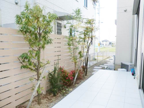 ウッド調フェンスでしっかり目隠し タイルデッキのお庭 ファミリー庭園株式会社 大阪店 ガーデンプラット